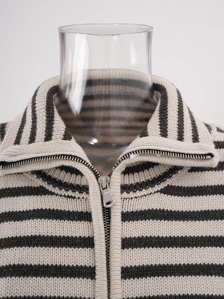Cardigan en tricot rayé avec fermeture éclair et poches