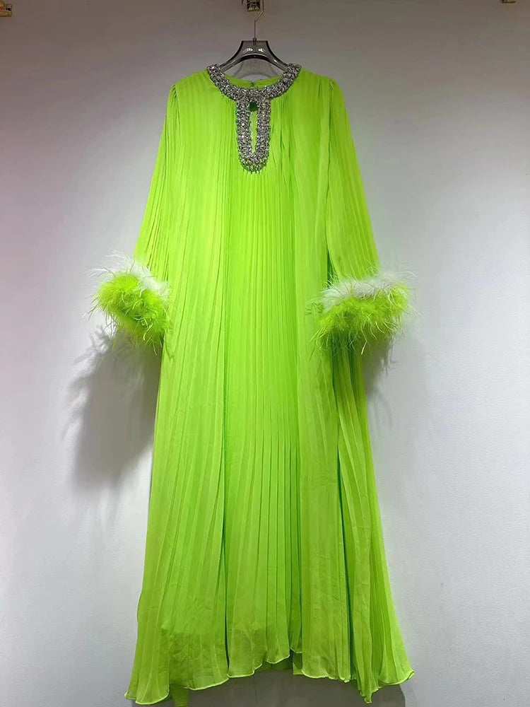 Robe épissée des diamants de plumes à plis à ruche