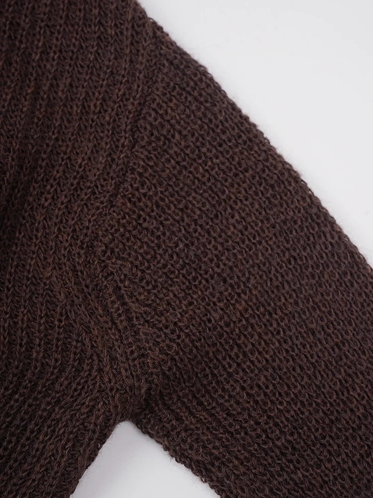 Pull en tricot brun en V
