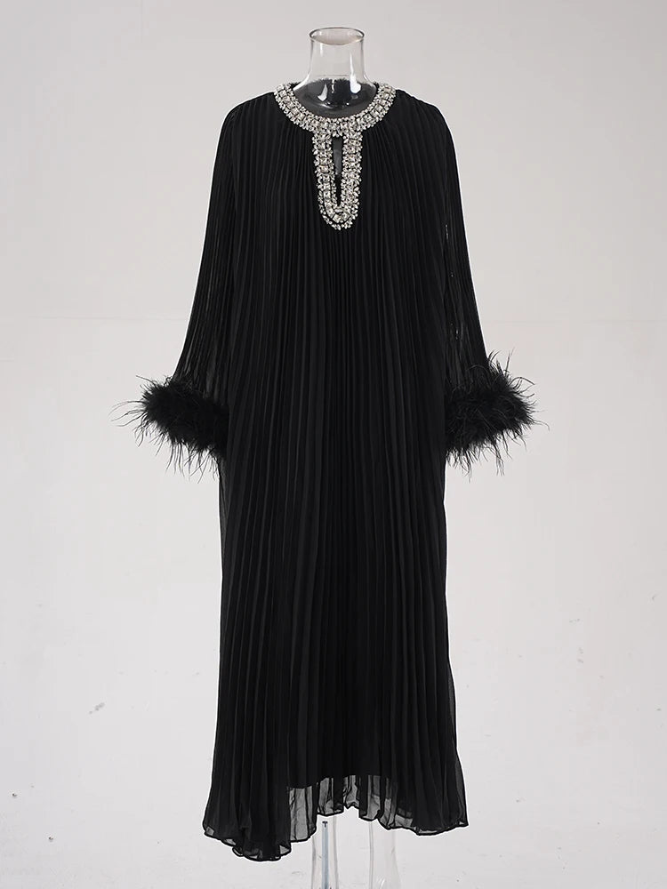 Robe épissée des diamants de plumes à plis à ruche
