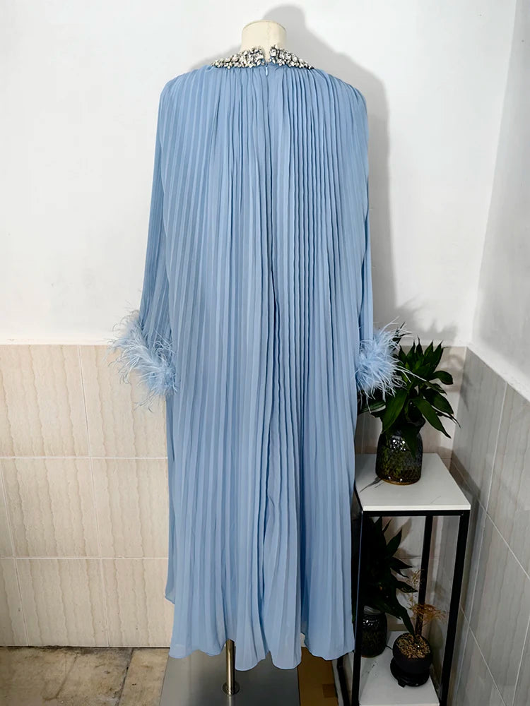 Robe épissée des diamants de plumes à plis à ruche