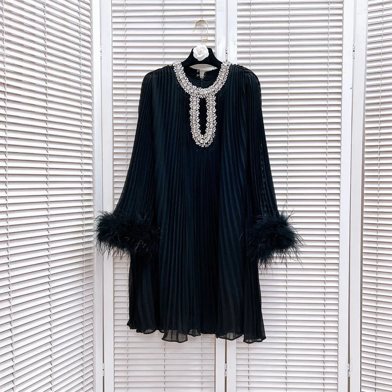 Robe épissée des diamants de plumes à plis à ruche