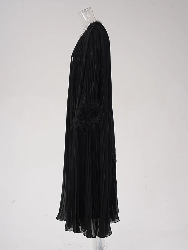 Robe épissée des diamants de plumes à plis à ruche