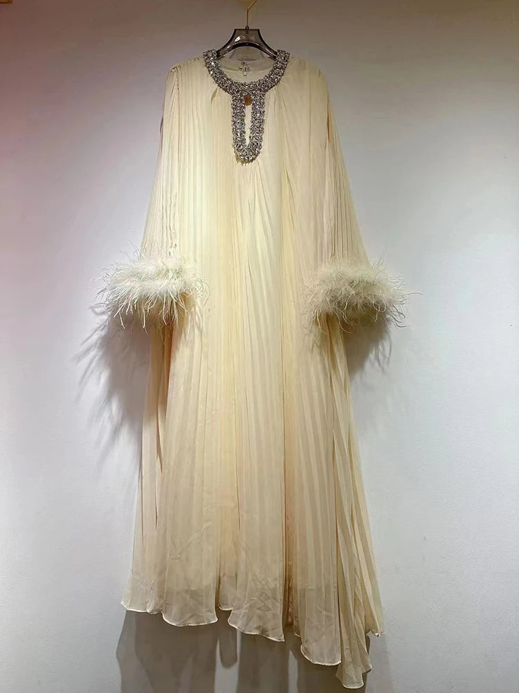 Robe épissée des diamants de plumes à plis à ruche