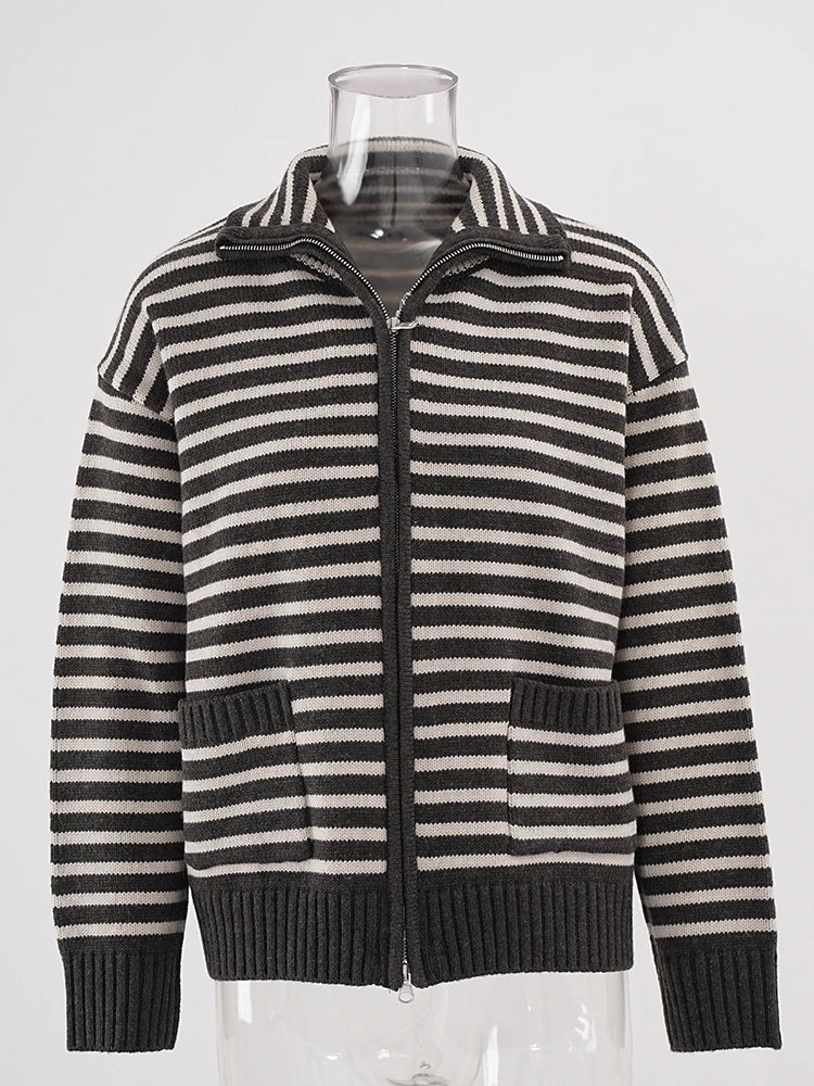 Cardigan en tricot rayé avec fermeture éclair et poches