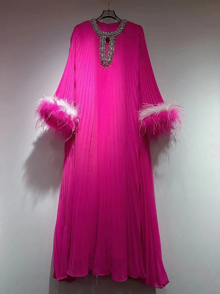 Robe épissée des diamants de plumes à plis à ruche