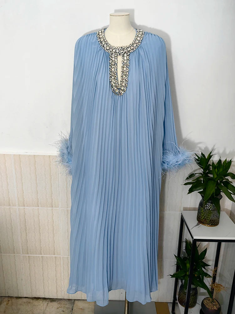 Robe épissée des diamants de plumes à plis à ruche