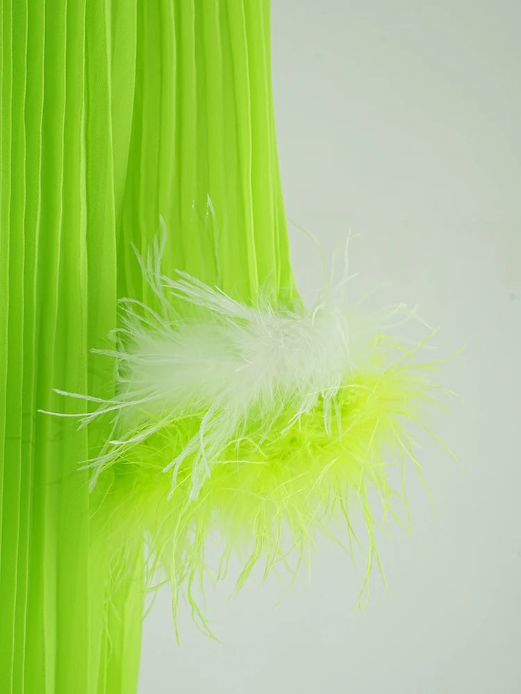 Robe épissée des diamants de plumes à plis à ruche