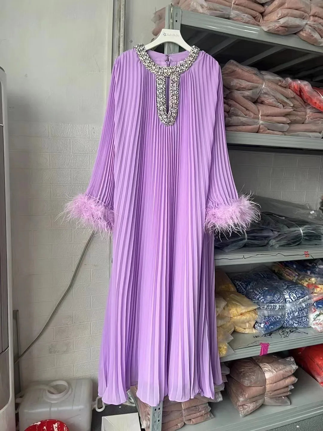 Robe épissée des diamants de plumes à plis à ruche