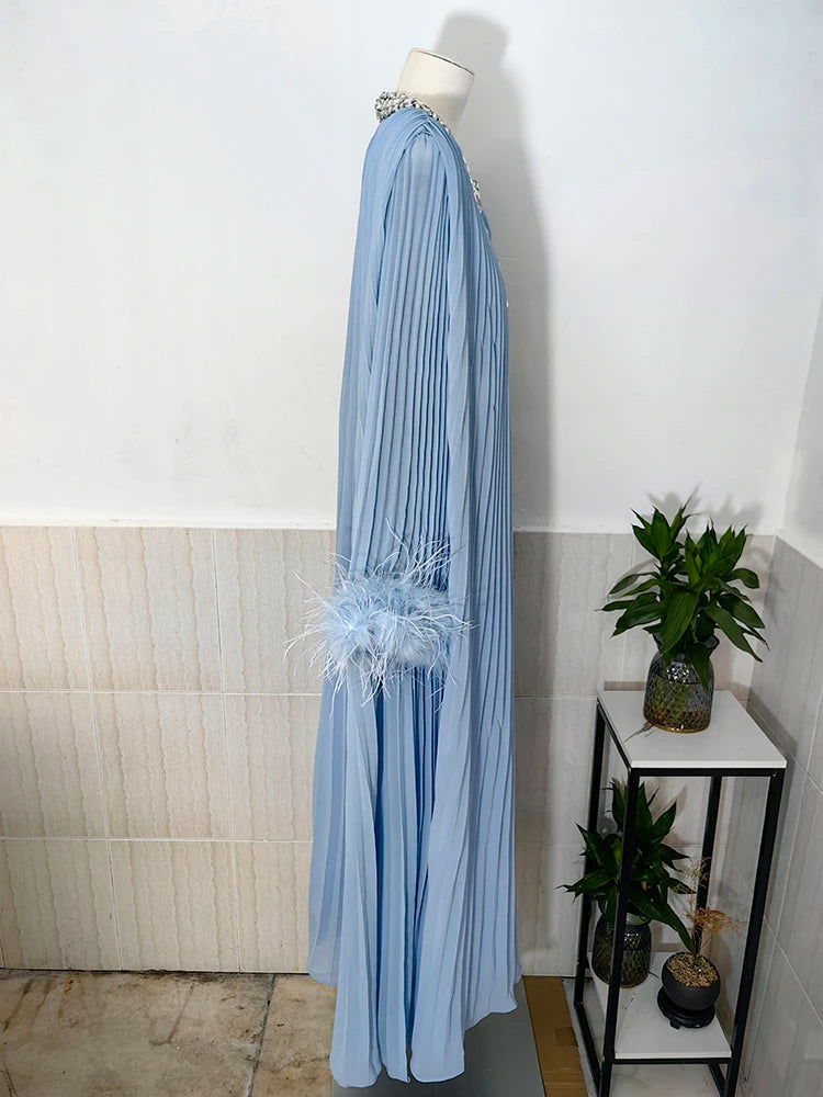Robe épissée des diamants de plumes à plis à ruche