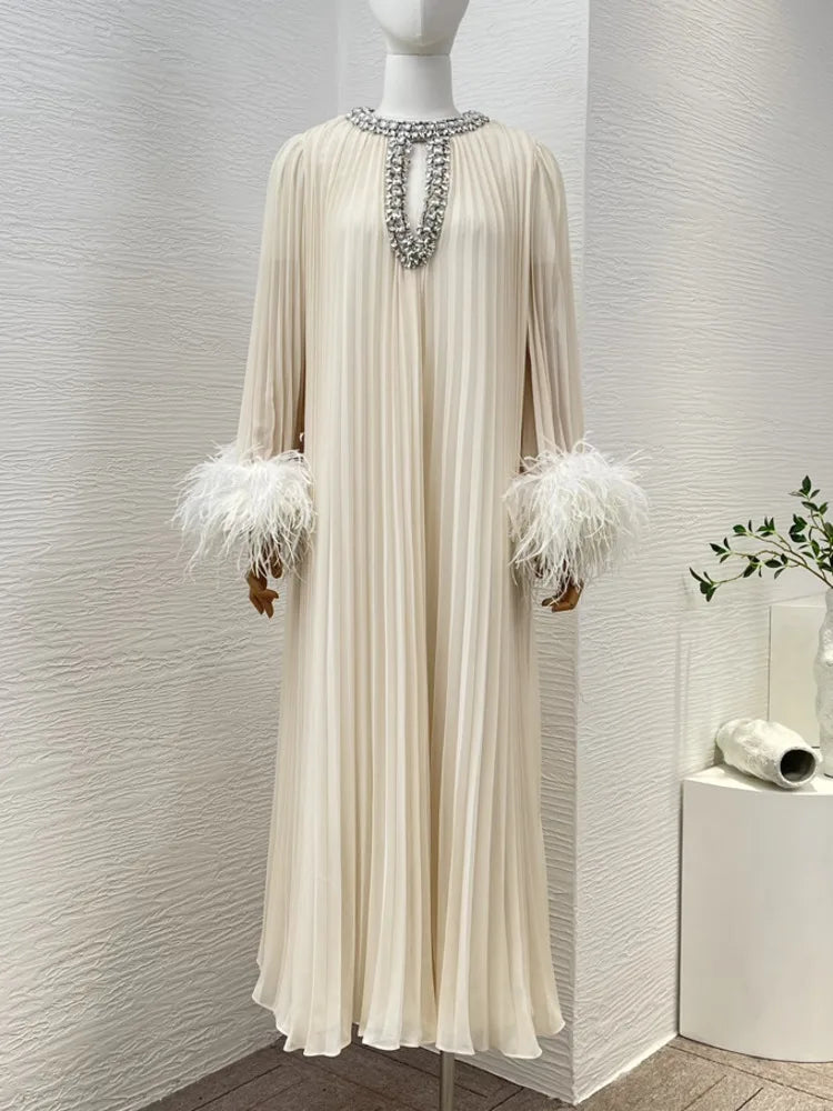Robe épissée des diamants de plumes à plis à ruche