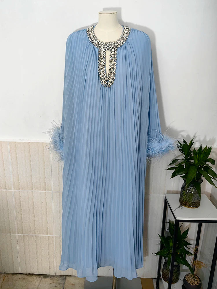 Robe épissée des diamants de plumes à plis à ruche