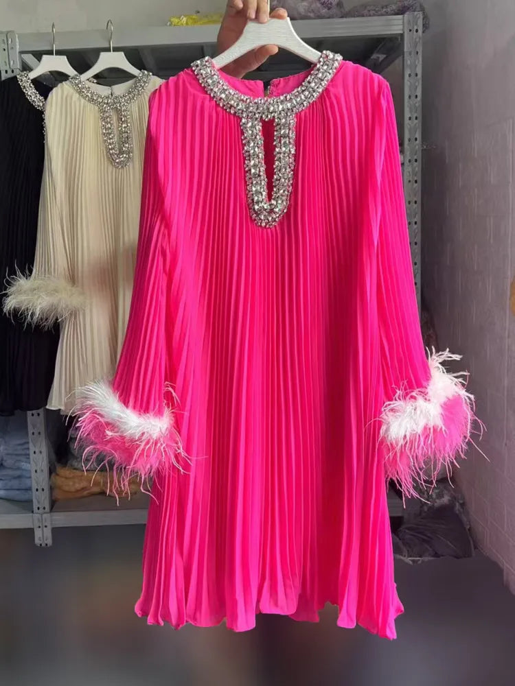 Robe épissée des diamants de plumes à plis à ruche