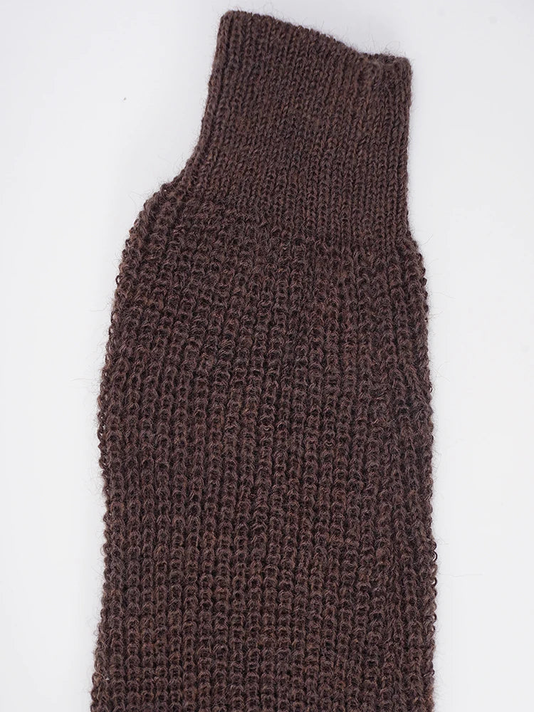 Pull en tricot brun en V