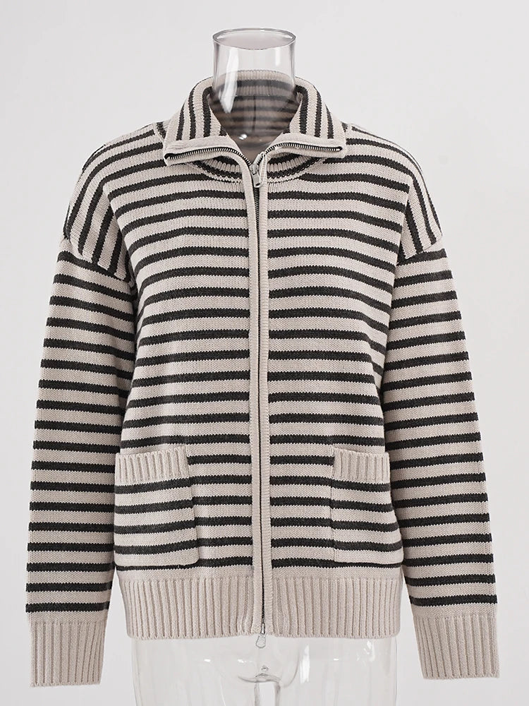 Cardigan en tricot rayé avec fermeture éclair et poches