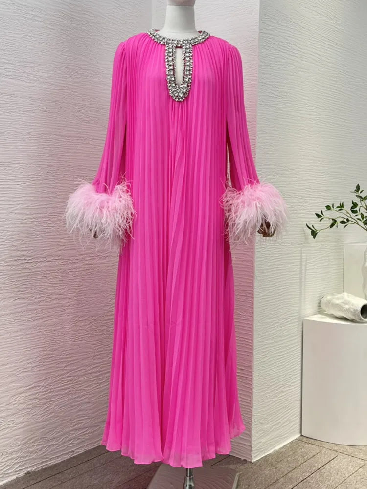 Robe épissée des diamants de plumes à plis à ruche