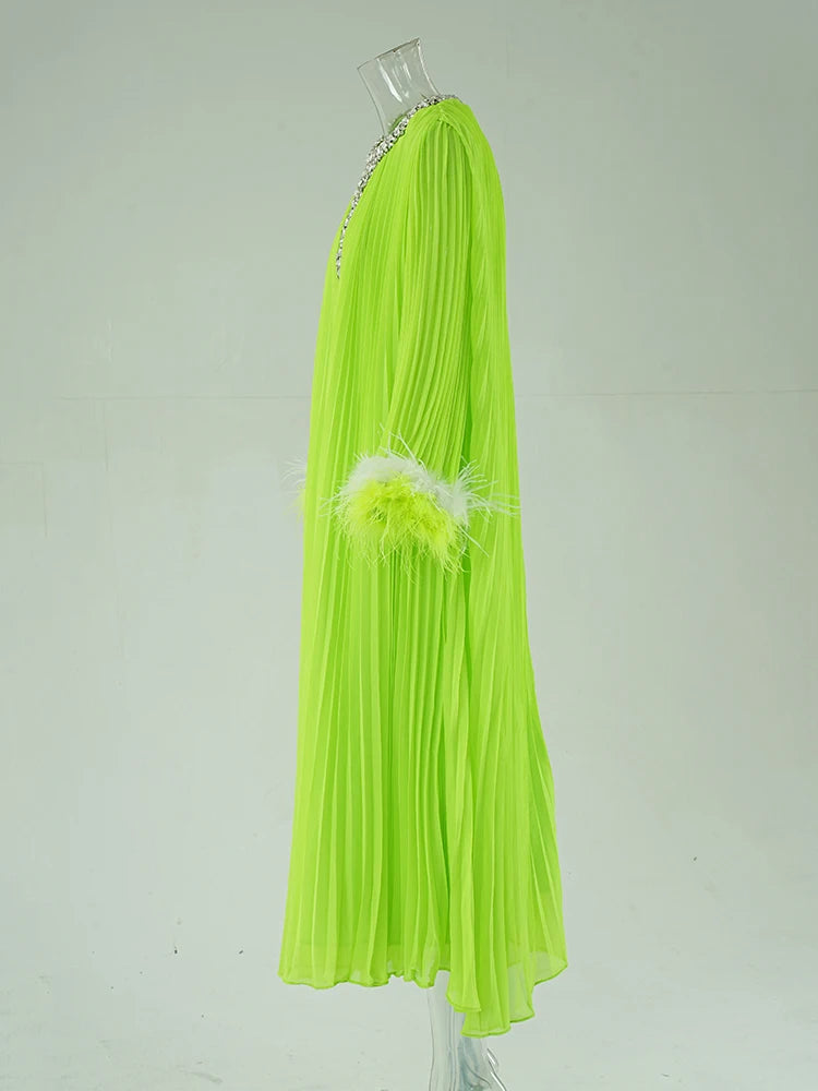 Robe épissée des diamants de plumes à plis à ruche