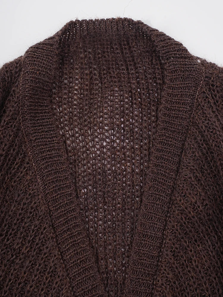 Pull en tricot brun en V