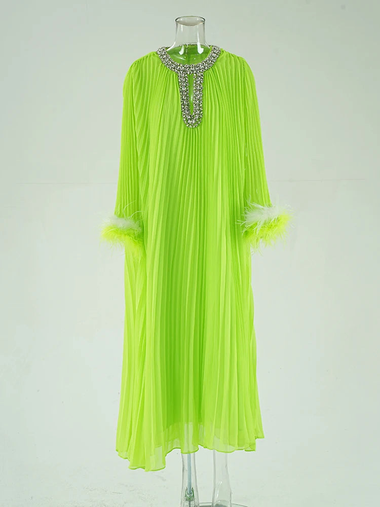 Robe épissée des diamants de plumes à plis à ruche