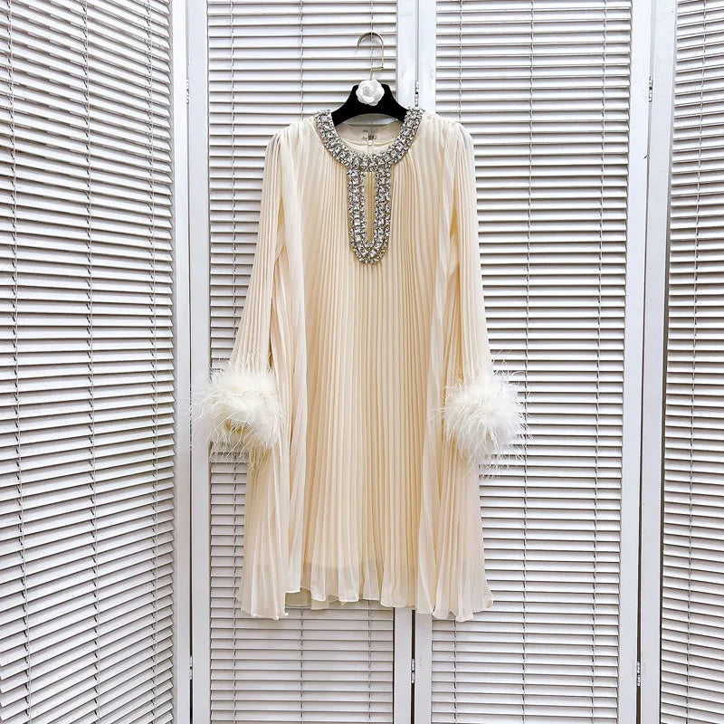 Robe épissée des diamants de plumes à plis à ruche