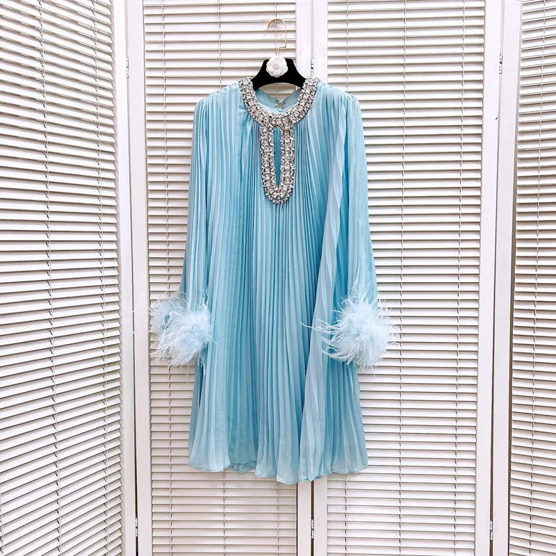 Robe épissée des diamants de plumes à plis à ruche